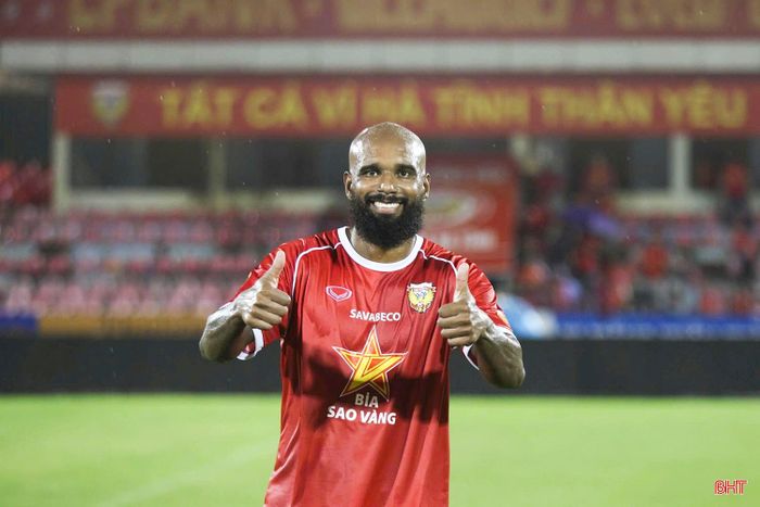 Luiz Antonio ăn mừng bàn thắng vào lưới TP Đồng Nai.