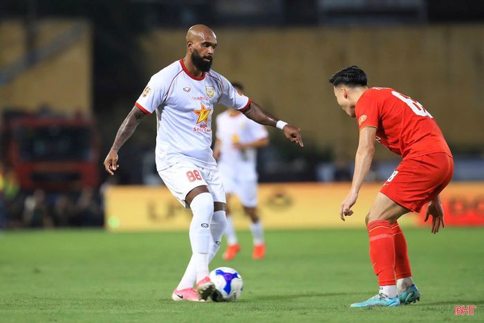 Luiz Antonio chơi mạnh mẽ, liên tục tranh chấp và không ngại va chạm.