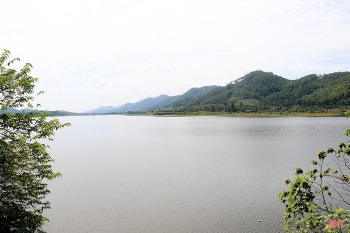  Không chỉ là công trình thuỷ lợi phục vụ sản xuất, Khe Thờ - Trại Tiểu đang từng bước được định hướng phát triển thành không gian du lịch sinh thái. 