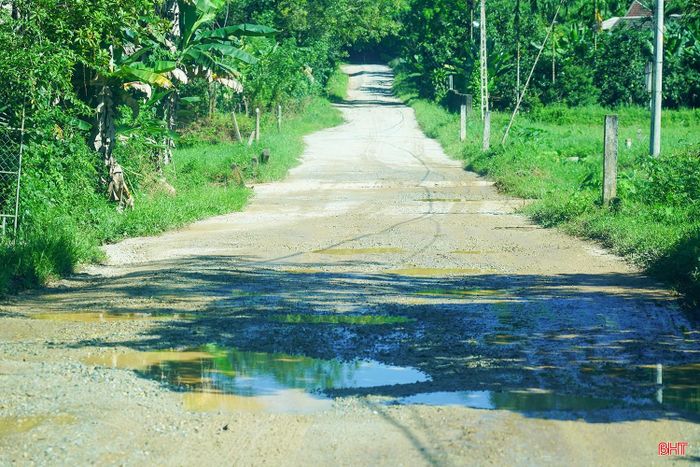 Mặt đường xuất hiện dày đặc ổ gà, ổ voi, một số đoạn gần như hư hỏng hoàn toàn. Vào mùa mưa, đường lầy lội, trơn trượt, việc đi lại của người dân gặp nhiều khó khăn; mùa nắng, bụi đất từ mặt đường cùng hoạt động vận chuyển vật liệu khiến cuộc sống của các hộ dân hai bên tuyến bị ảnh hưởng.