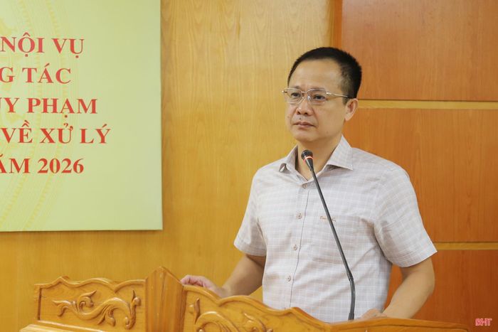  Đồng chí Vũ Tiến Dũng - Phó Vụ trưởng Vụ Pháp chế (Bộ Nội vụ) công bố quyết định về việc thành lập đoàn kiểm tra. 