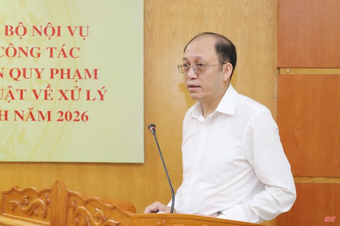 Đồng chí Nguyễn Văn Thủy - Vụ trưởng Vụ Pháp chế (Bộ Nội vụ), Phó Trưởng đoàn kiểm tra quán triệt mục đích, yêu cầu của đoàn kiểm tra.