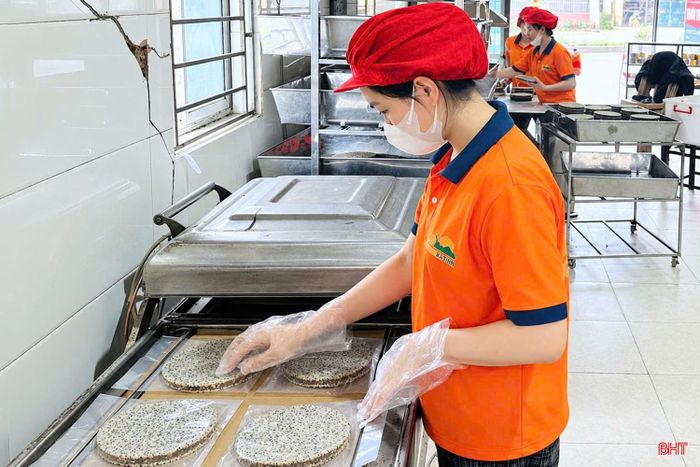 Công ty TNHH Sản xuất và Kinh doanh thực phẩm Hoàng Nguyên hiện đang cung cấp ra thị trường khoảng 25.000 hộp bánh/tháng.