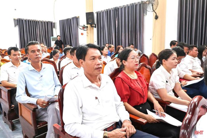 Cử tri theo dõi hội nghị.