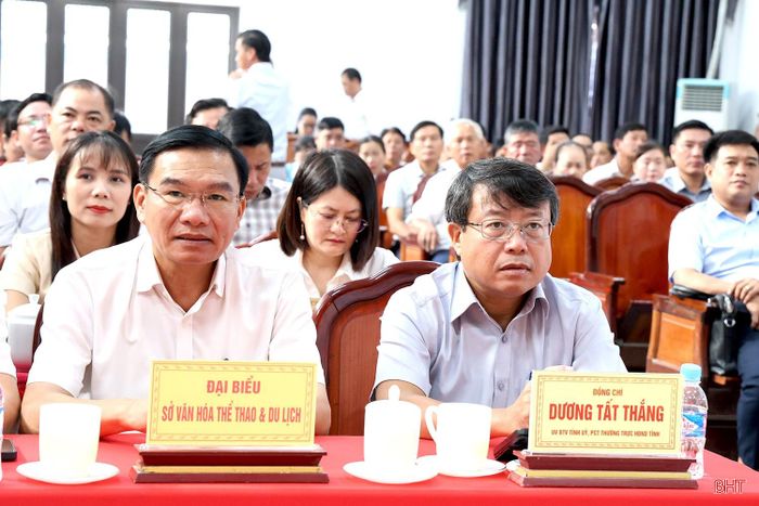 Đồng chí Dương Tất Thắng - Ủy viên Ban Thường vụ Tỉnh ủy, Phó Chủ tịch Thường trực HĐND tỉnh và các đại biểu tham dự hội nghị.