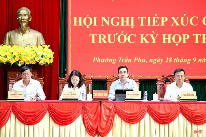 Các đồng chí chủ trì hội nghị tiếp xúc cử tri.