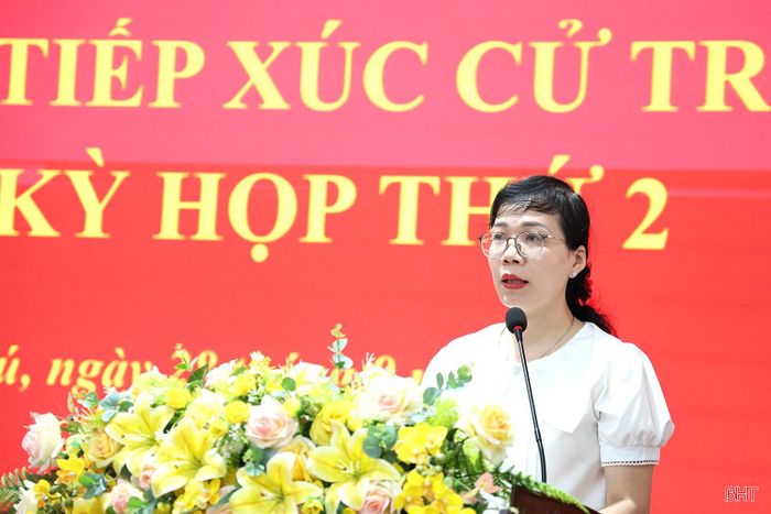 Cử tri Nguyễn Thị Hồng Minh - Chủ tịch Ủy ban MTTQ phường Thành Sen đề nghị Trung ương quan tâm bố trí nguồn lực phù hợp để đầu tư đồng bộ hệ thống giao thông, thoát nước, hạ tầng kỹ thuật, hạ tầng đô thị và hạ tầng số, đáp ứng yêu cầu phát triển đô thị.