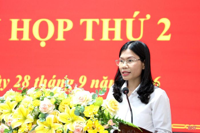 Cử tri Lê Thị Phương Chi - Phó Chủ tịch UBND phường Trần Phú nêu một số kiến nghị về chính sách đối với người hoạt động không chuyên trách tại tổ dân phố.