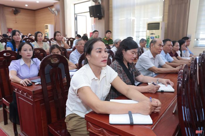 Các cử tri tham dự hội nghị tiếp xúc cử tri ở điểm cầu xã Tiên Điền.