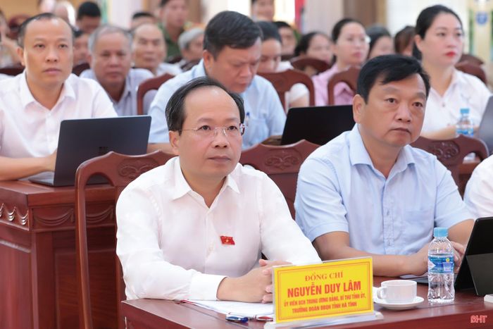 Đồng chí Nguyễn Duy Lâm - Ủy viên Trung ương Đảng, Bí thư Tỉnh ủy, Trưởng đoàn ĐBQH tỉnh và đại biểu dự hội nghị tiếp xúc cử tri tại điểm cầu xã Tiên Điền.