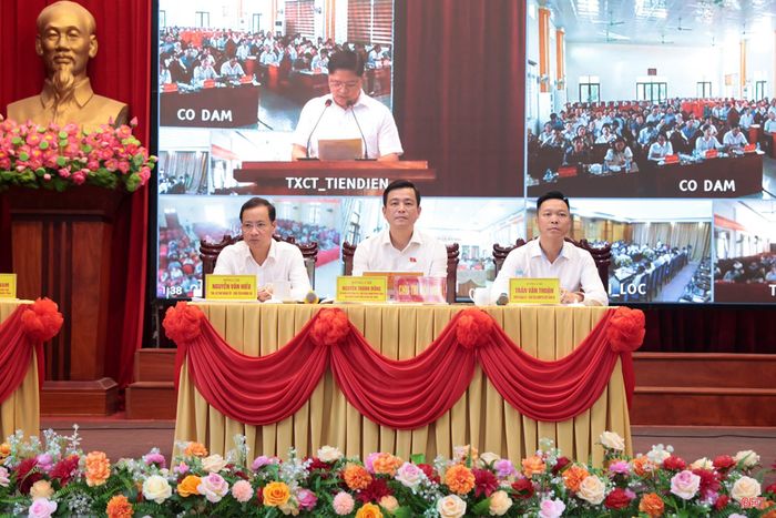 Đồng chí Nguyễn Thành Đồng - Ủy viên BTV Tỉnh ủy, Chủ tịch Ủy ban MTTQ tỉnh và lãnh đạo xã Tiên Điền chủ trì hội nghị.