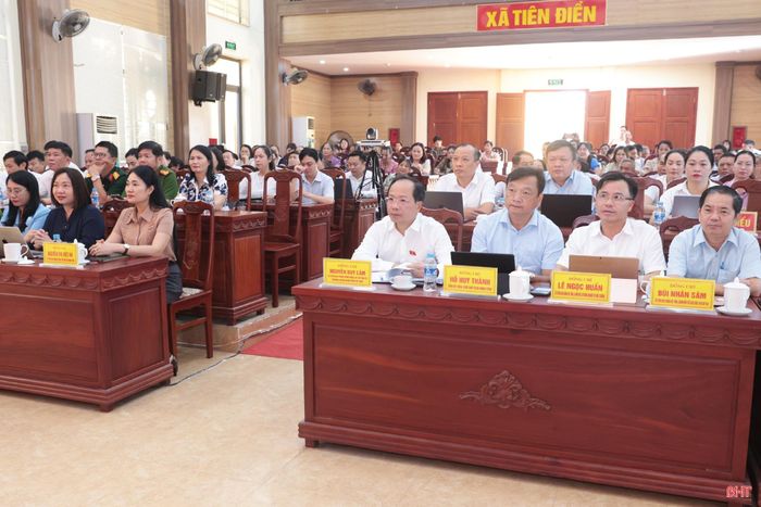 Đồng chí Nguyễn Duy Lâm - Ủy viên Trung ương Đảng, Bí thư Tỉnh ủy, Trưởng đoàn ĐBQH tỉnh cùng các đại biểu dự hội nghị tiếp xúc cử tri tại điểm cầu xã Tiên Điền.