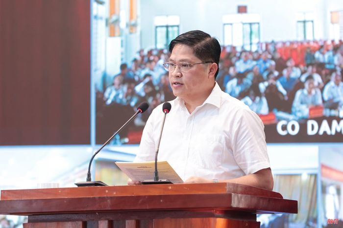 Cử tri Hoàng Tiến Anh (xã Tiên Điền) kiến nghị cần có sự quan tâm, đầu tư hạ tầng tại Khu du lịch Xuân Thành để địa phương có cơ hội bứt phá trong phát triển kinh tế, trở thành đô thị trọng điểm phía Bắc của tỉnh.