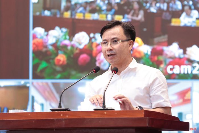 Đồng chí Lê Ngọc Huấn - Giám đốc Sở Nông nghiệp và Môi trường tiếp thu, giải trình một số nội dung liên quan tới giải quyết tồn đọng đất đai, quy hoạch “treo”, xử lý rác thải và phòng, chống thiên tai.