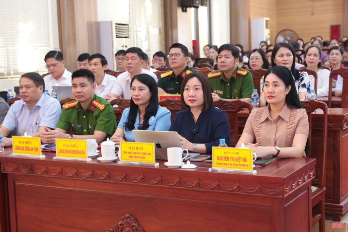 Lãnh đạo các sở, ban, ngành cấp tỉnh tham dự hội nghị tiếp xúc cử tri.