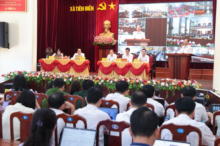 Các đại biểu, cử tri lắng nghe ý kiến phát biểu chỉ đạo của đồng chí Bí thư Tỉnh ủy tại hội nghị tiếp xúc cử tri.