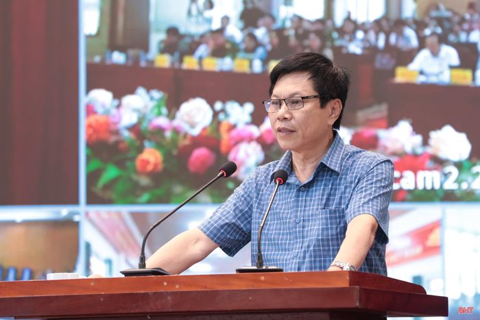 Đồng chí Cù Huy Cẩm - Phó Giám đốc Sở Nội vụ tiếp thu, giải trình một số nội dung liên quan tới chế độ chính sách; biên chế việc làm cấp xã khi vận hành chính quyền địa phương 2 cấp.