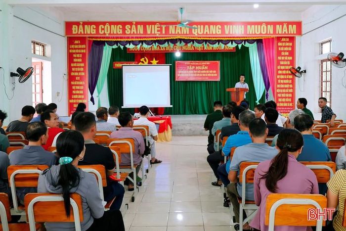 UBND xã Đồng Tiến phối hợp với Chi cục Thủy sản và Cảng cá Cửa Sót tổ chức tập huấn, hướng dẫn sử dụng Hệ thống truy xuất nguồn gốc thủy sản khai thác điện tử (eCDT) cho các chủ tàu cá trên địa bàn. Ảnh Mạnh Hùng.