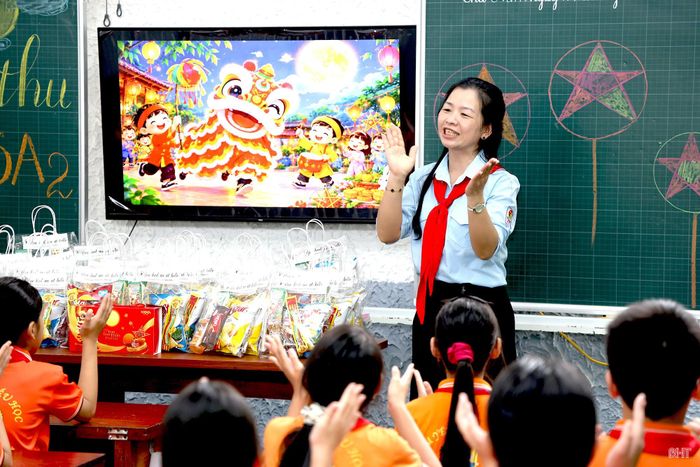 Giáo viên phụ trách công tác Đội trong nhà trường gắn liền với các hoạt động nền nếp, trải nghiệm cho học sinh.