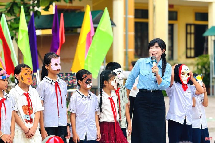 Cô giáo Võ Thúy Hiền tổ chức hoạt động trải nghiệm cho học sinh Trường Tiểu học Thạch Hà.