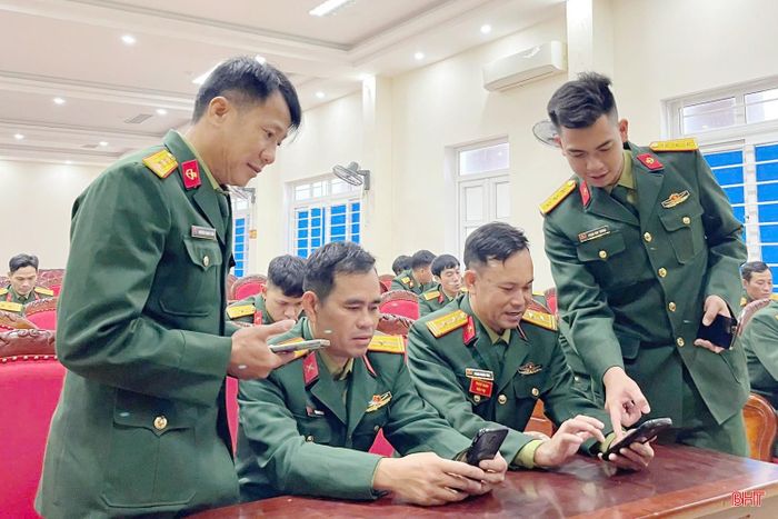 Đại đội trinh sát cơ giới thường xuyên trao đổi, nghiên cứu ứng dụng Quy tắc ứng xử trên môi trường số trong sinh hoạt, học tập.