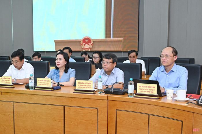 Đồng chí Nguyễn Hồng Lĩnh - Phó Bí thư Thường trực Tỉnh ủy, Chủ tịch HĐND tỉnh và các đại biểu dự điểm cầu tỉnh Hà Tĩnh.
