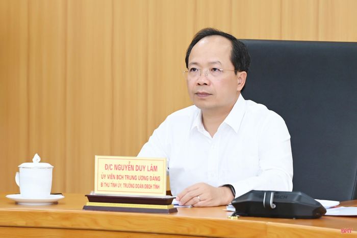 Đồng chí Nguyễn Duy Lâm - Ủy viên Trung ương Đảng, Bí thư Tỉnh ủy, Trưởng đoàn ĐBQH tỉnh điều hành điểm cầu Hà Tĩnh.