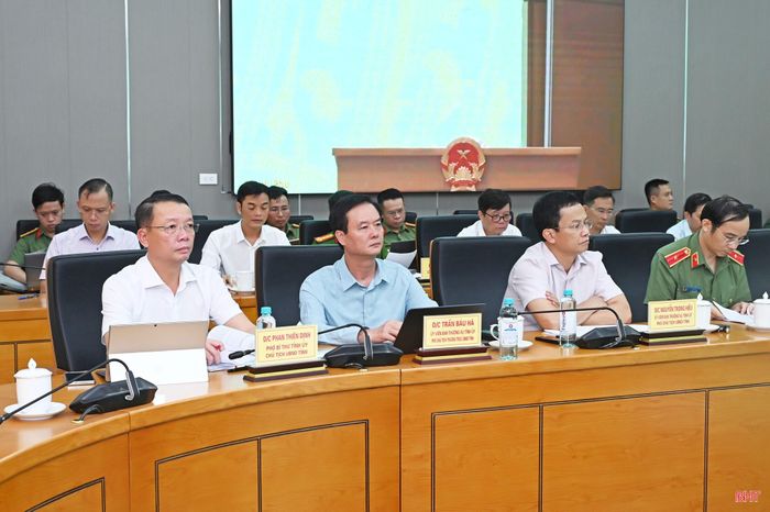 Đồng chí Phan Thiên Định - Phó Bí thư Tỉnh ủy, Chủ tịch UBND tỉnh và các đại biểu dự điểm cầu tỉnh Hà Tĩnh.