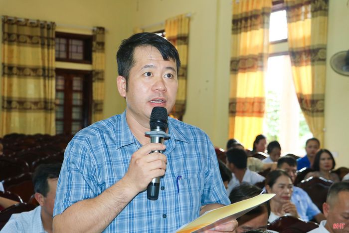 Cử tri Phạm Văn Tuấn - Phó Chủ tịch UBND xã Thiên Cầm nêu một số kiến nghị về chính sách đối với người hoạt động không chuyên trách tại thôn.