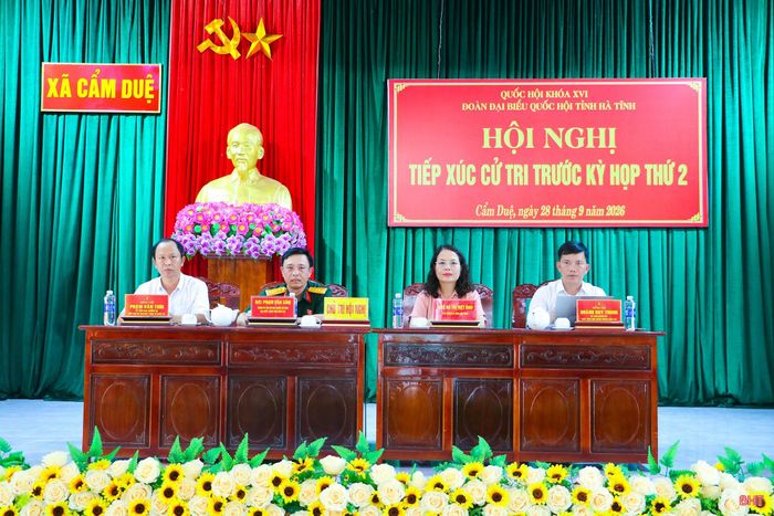 Các đồng chí chủ trì hội nghị tiếp xúc cử tri.