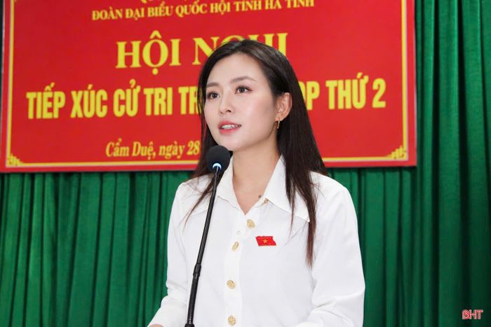 Đồng chí Nguyễn Hà My - Thanh tra viên - Phòng Thanh tra, giải quyết khiếu nại, tố cáo lĩnh vực nội vụ, ngoại vụ, y tế và giáo dục (Thanh tra tỉnh Hà Tĩnh) đại diện Đoàn ĐBQH tỉnh thông tin về dự kiến nội dung, chương trình Kỳ họp thứ 2.
