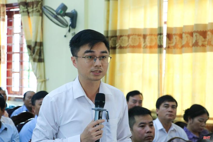 Cử tri Lê Quang Thuyết - Phó Chủ tịch UBND xã Cẩm Duệ kiến nghị các vấn đề liên quan đến thoát lũ cho các địa phương hạ du hồ Kẻ Gỗ.