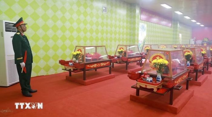 Hài cốt liệt sĩ được đưa về nghĩa trang liệt sỹ Hòn Dung (tỉnh Khánh Hòa) thờ cúng trước khi tổ chức truy điệu và an táng. (Ảnh: Xuân Triệu/TTXVN)