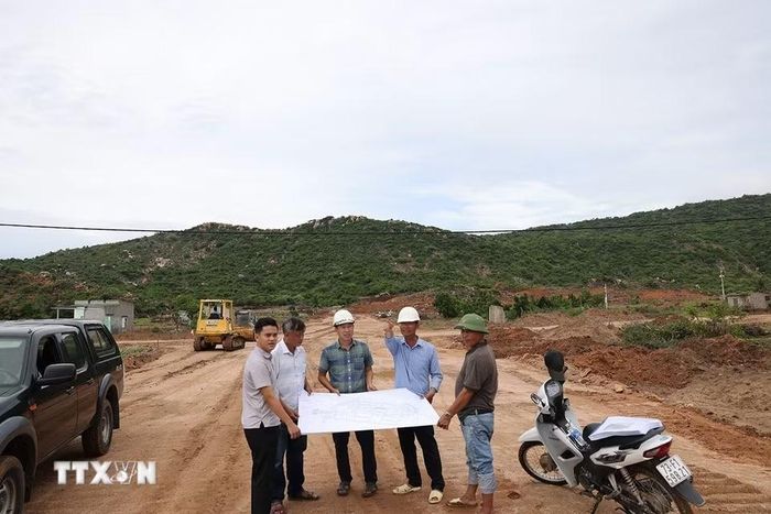 Cán bộ Ban quản lý dự án đầu tư xây dựng tỉnh Khánh Hòa kiểm tra thực tế tiến độ thi công khu tái định cư Nhà máy điện hạt nhân Ninh Thuận 2, ở địa bàn xã Vĩnh Hải, tỉnh Khánh Hòa. (Ảnh: Vũ Sinh/TTXVN)