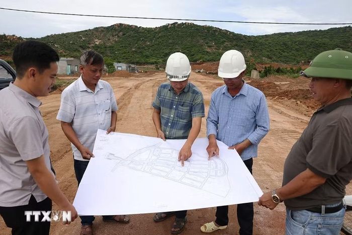 Cán bộ Ban quản lý dự án đầu tư xây dựng tỉnh Khánh Hòa kiểm tra thực tế tiến độ thi công khu tái định cư Nhà máy điện hạt nhân Ninh Thuận 2, tổng diện tích 31,8ha, thuộc địa bàn xã Vĩnh Hải, tỉnh Khánh Hòa. (Ảnh: Vũ Sinh/TTXVN)
