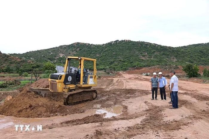 Cán bộ Ban quản lý dự án đầu tư xây dựng tỉnh Khánh Hòa kiểm tra thực tế tiến độ thi công khu tái định cư Nhà máy điện hạt nhân Ninh Thuận 2, tại địa bàn xã Vĩnh Hải, đến thời điểm hiện nay đạt khoảng 95% so với kế hoạch. (Ảnh: Vũ Sinh/TTXVN)