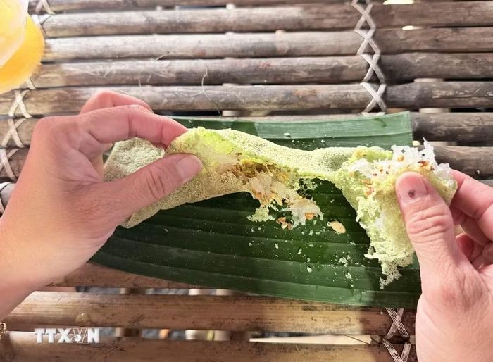 Chiếc bánh rây vàng óng, thơm mùi lá dứa và dừa, góp phần quảng bá nét đặc sắc của ẩm thực Khmer An Giang. (Ảnh: Thanh Sang/TTXVN)