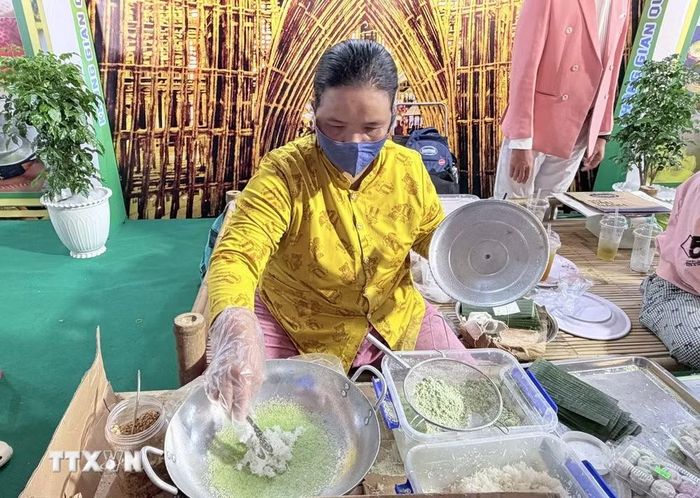 Công đoạn chế biến bánh rây. (Ảnh: Thanh Sang/TTXVN)