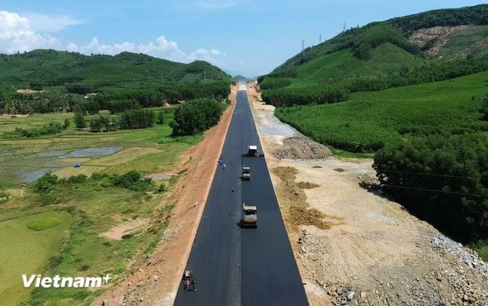 Nhà thầu thi công thảm bêtông nhựa nền đường Dự án cao tốc Bắc-Nam phía Đông. (Ảnh: Khánh Hùng/Vietnam+)