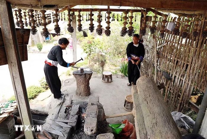 Ở bản Lao Chải, người dân vẫn giữ nguyên được những nét văn hóa truyền thống của dân tộc mình với những bộ trang phục truyền thống trong đời sống hàng ngày. (Ảnh: Quý Trung/TTXVN)