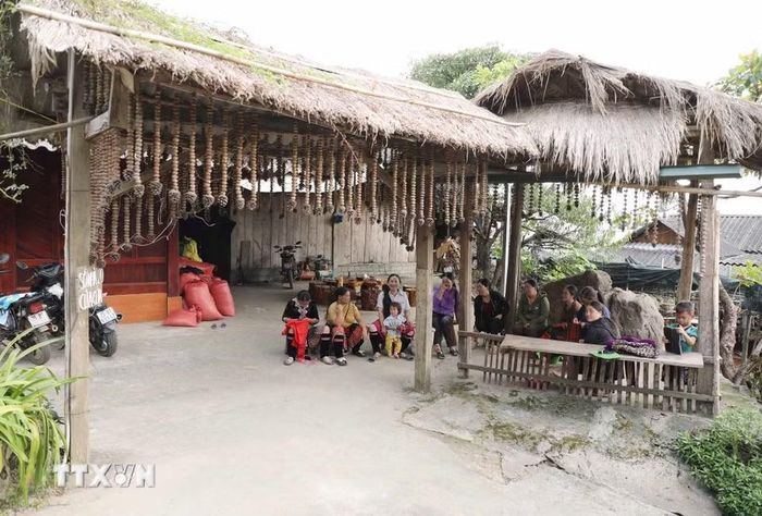Những ngôi nhà truyền thống đơn sơ được người dân làm từ những nguyên liệu giản dị gần gũi với thiên nhiên tạo ra khung cảnh thanh bình. (Ảnh: Quý Trung/TTXVN)