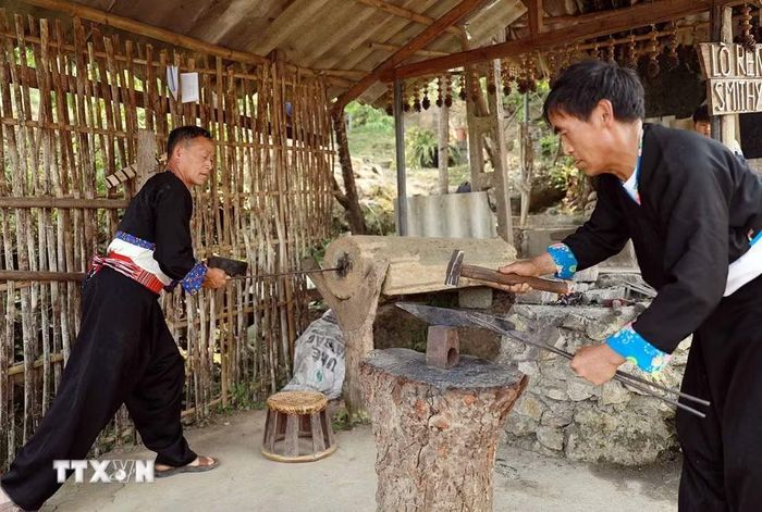 Ở bản Lao Chải, người dân vẫn giữ nguyên được những nét văn hóa truyền thống của dân tộc mình với những bộ trang phục truyền thống trong đời sống hàng ngày. (Ảnh: Quý Trung/TTXVN)