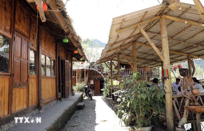 Trước sự phát triển của xã hội hiện đại, người dân Lao Chải vẫn giữ được nét nhà truyền thống. (Ảnh: Quý Trung/TTXVN)