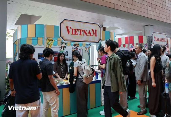 Quảng bá gian hàng Việt Nam. (Ảnh minh họa: Vietnam+)