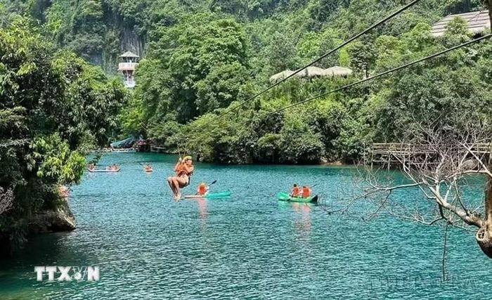 Du khách trải nghiệm đu dây ở Phong Nha-Kẻ Bàng. (Ảnh: TTXVN)