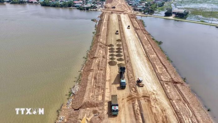 Tuyến đường trục chính trung tâm đang hoàn thiện những hạng mục cuối, dự kiến hoàn thành vào cuối năm 2026. (Ảnh: Hữu Quyết/TTXVN)