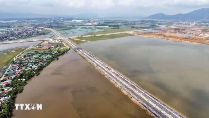 Hệ thống giao thông mới tạo điều kiện thuận lợi cho vận chuyển hàng hóa từ các khu công nghiệp đến cảng biển Vũng Áng. (Ảnh: Hữu Quyết/TTXVN)