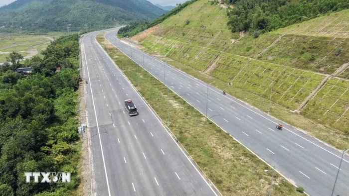 Đường từ quốc lộ 12C đi Khu liên hợp Gang thép Formosa Hà Tĩnh đã hoàn thành và đưa vào sử dụng. (Ảnh: Hữu Quyết/TTXVN)