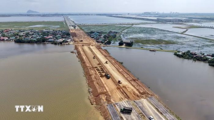 Công trường Dự án đường trục chính trung tâm nối Quốc lộ 1 đến cụm cảng nước sâu Vũng Áng - Sơn Dương. (Ảnh: Hữu Quyết/TTXVN)