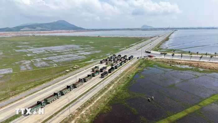 Tuyến đường mới góp phần nâng cao năng lực vận chuyển hàng hóa, nguyên vật liệu tại Khu kinh tế Vũng Áng. (Ảnh: Hữu Quyết/TTXVN)